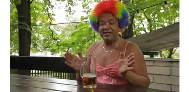 VIDEO Herec si v růžových šatičkách udělal legraci z gayů. Natočil reklamu na teplý Staropramen